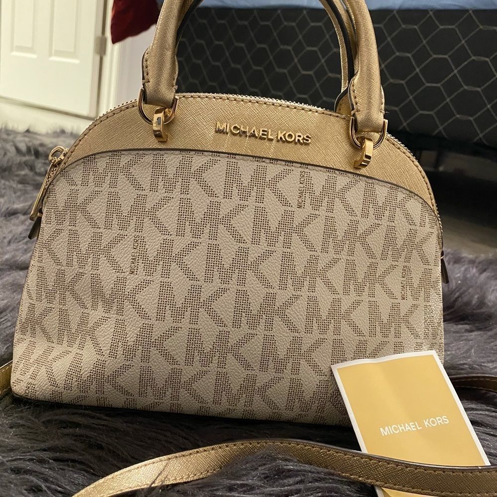 Nwt Michael Kors Emmy white and gold
crossbody - Picture 5 of 12